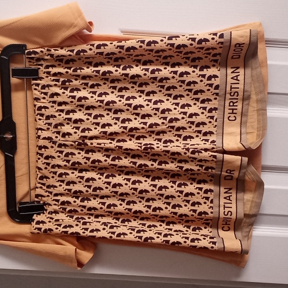 Two piece shorts set. Size L made in China - Picture 2 of 3